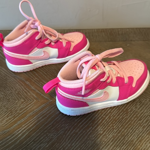 NIKE AIR JORDAN 1 MID-white fierce pink. Size 9. Excellent new condition. - Picture 4 of 11